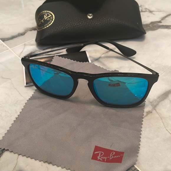 Ray-Ban Other - Ray Ban Chris 601/55 Sunglasses 🕶